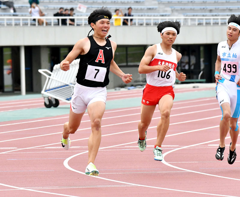 男子１００メートル　レース後、優勝を確信してガッツポーズする姉崎の吉田吏玖（７）