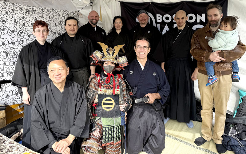 岡崎さんが作った甲冑を紹介するボストンの居合道関係者ら(間宮さん提供)