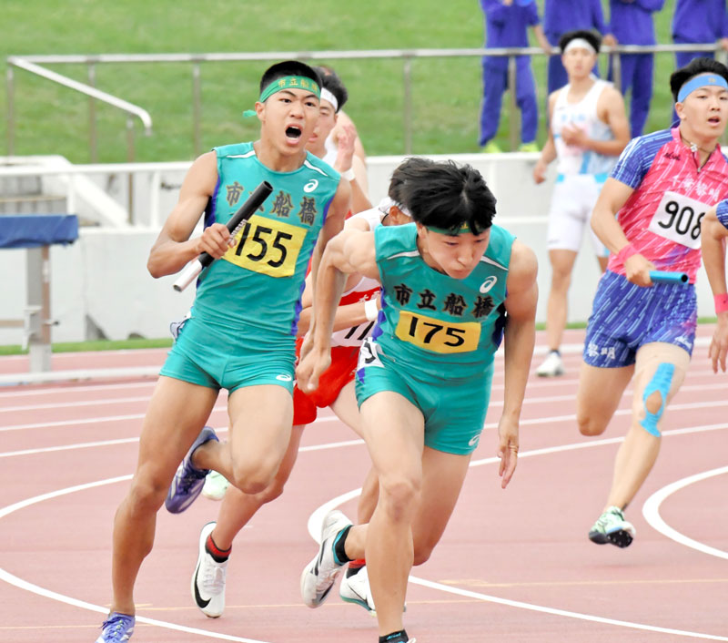 男子４００メートルリレー　市船橋の３走東島権治（１５５）がアンカーの片山瑛太（１７５）へバトンを渡す＝県総合ＳＣ