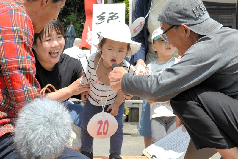 幼児から高齢者まで計38人が参加し思いを大自然に向けて叫んだ=4日、いすみ市の太東埼