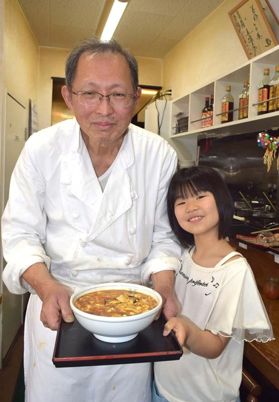 「味の要は台湾の黒酢」と小出さん。孫の小学3年生、容優さんもお薦め=船橋市