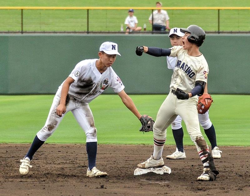 佐野日大―習志野　五回裏習志野２死二塁、適時打を放ち雄たけびを上げる習志野・井上（右）＝ひたちなか