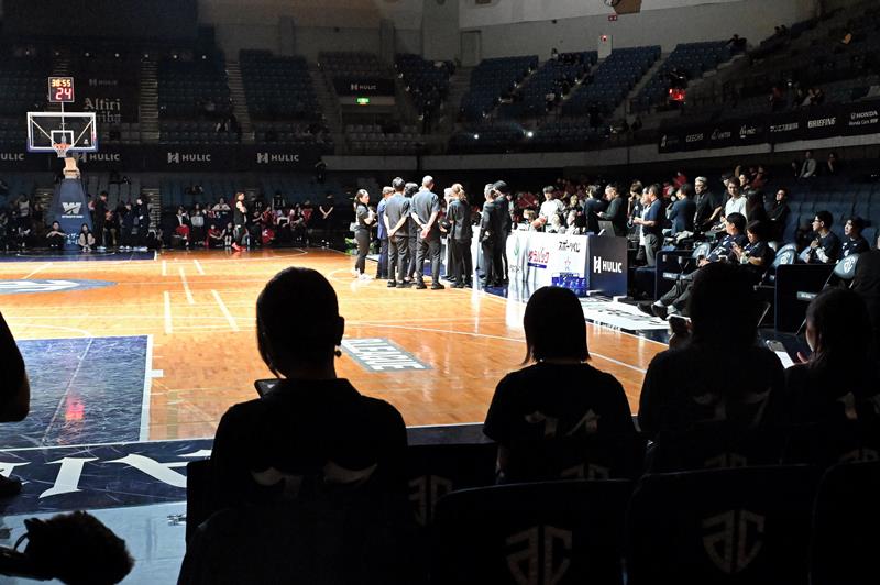 バスケットボールBリーグ2部プレーオフ決勝第3戦の試合前に停電した千葉ポートアリーナ=19日、千葉市中央区