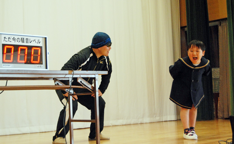 不審者役の署員から声をかけられ、「いやです」と大声を出す園児=13日、流山市平和台4の平和台幼稚園