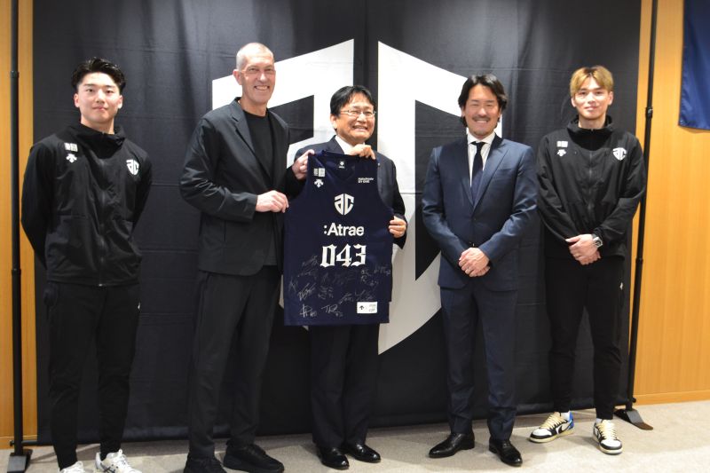 神谷俊一市長（中央）に初優勝と１部昇格を報告するアルティーリ千葉の大塚裕土主将（右）と黒川虎徹選手（左）ら＝２８日、千葉市役所