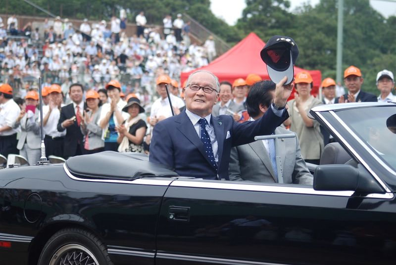 佐倉市の市民栄誉賞表彰式にオープンカーで登場し、帽子を掲げて歓声に応える長嶋茂雄さん＝２０１３年７月１２日、佐倉市の長嶋茂雄記念岩名球場