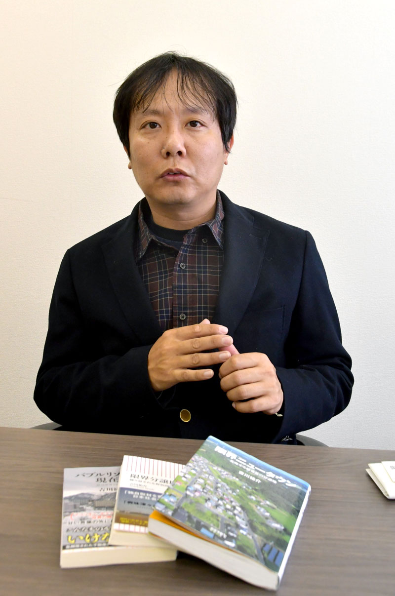 書籍やSNSで「限界分譲地」を発信する吉川祐介さん