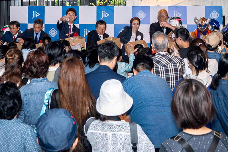 新社屋の完成を記念し、周辺住民を招いて行われた餅まき＝木更津市