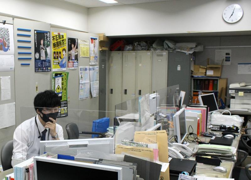 同僚がいない職場で午前7時ごろから仕事を始めた県職員=昨年6月、県庁