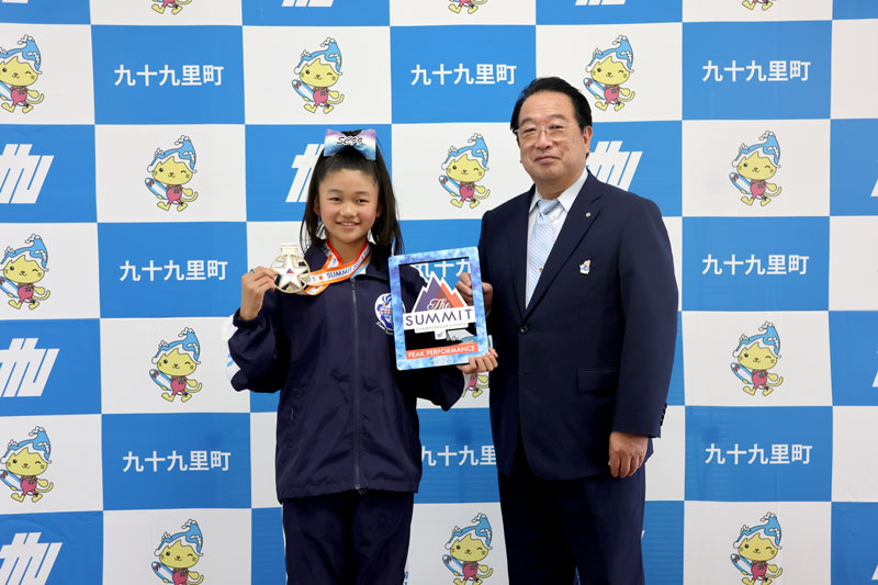 現地での成果を報告した行方さん（左）と浅岡町長＝九十九里町