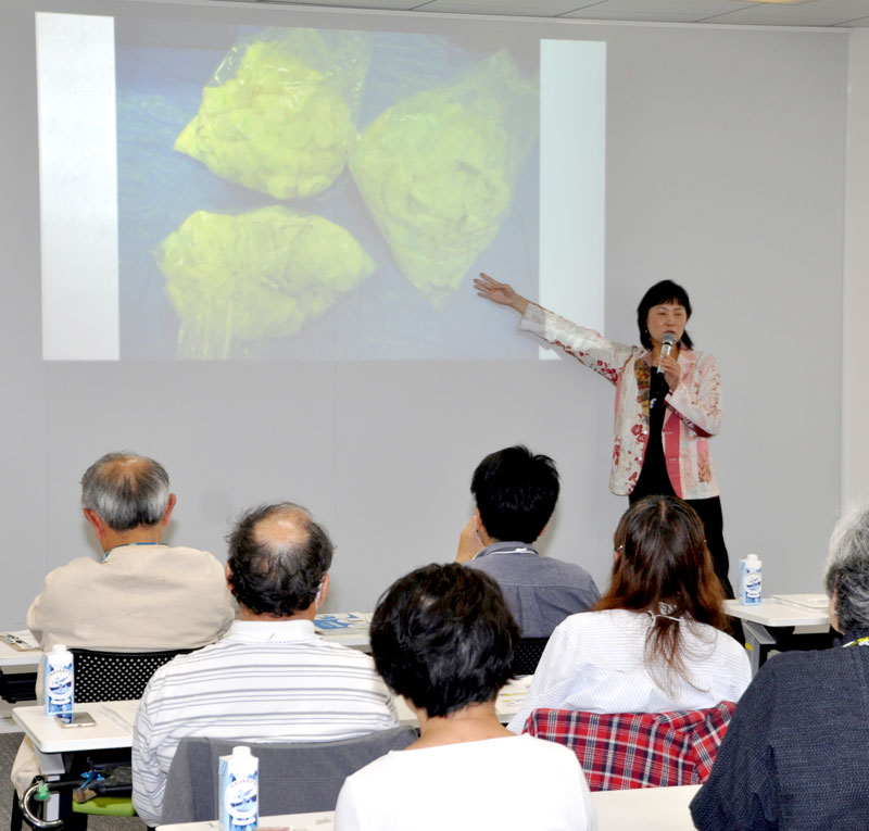 国内外のプラスチック廃棄物の現状、最新の動向について講演する浅利教授＝５月３１日、市原市役所