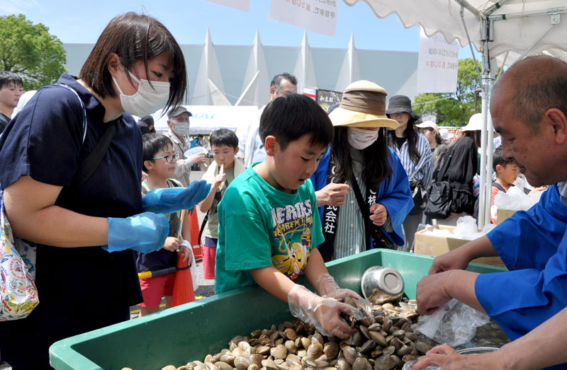 アサリすくいにチャレンジする子どもたち＝１日、市原市の市原緑地運動公園