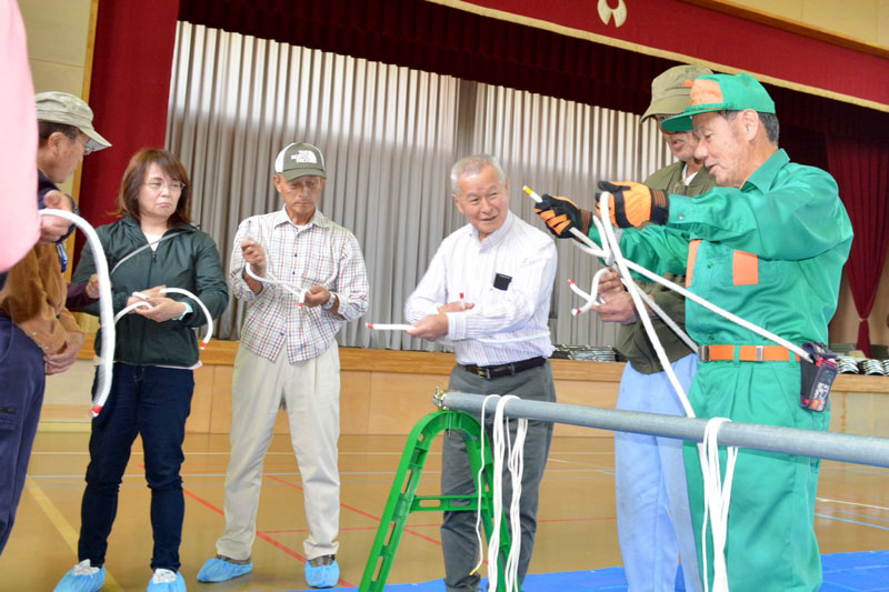 防災士からひもの結び方を学ぶ地域住民ら＝１日、いすみ市
