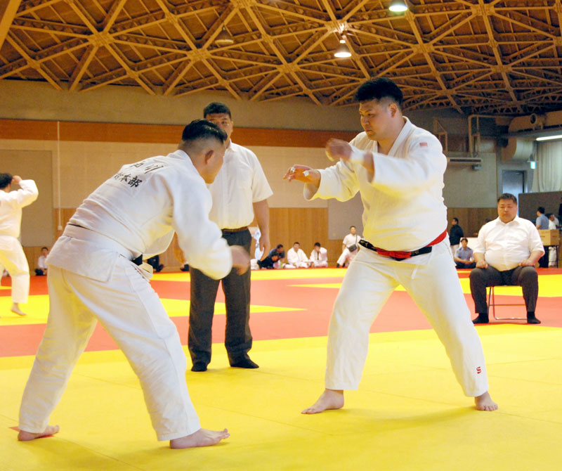 本部第一部の決勝戦で構え合う（手前左から）組織犯罪対策本部の選手と警備部の選手＝千葉市稲毛区の県総合スポーツセンター武道館