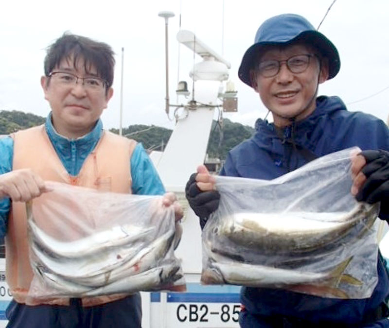 保田沖で釣り上げたアジ(写真は「村井丸」提供)