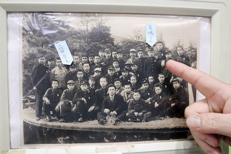 中学時代の長嶋茂雄さん（右の印）と、同級生の村瀬照夫さん（左の印）が写った集合写真＝３日、佐倉市