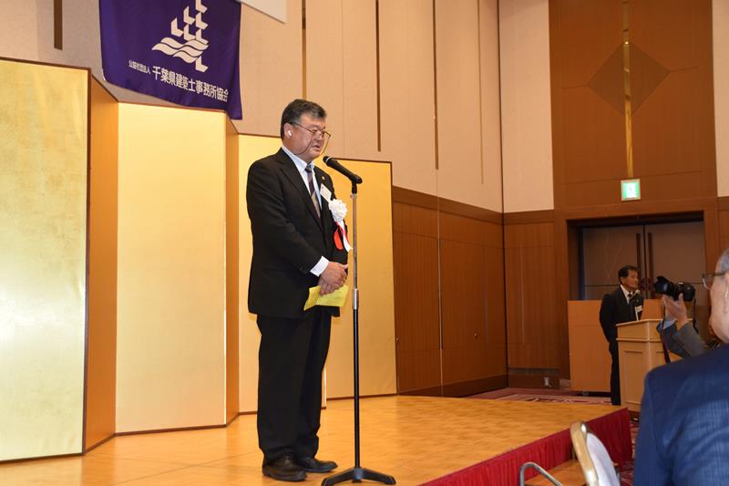 総会であいさつする井桁会長＝千葉市中央区