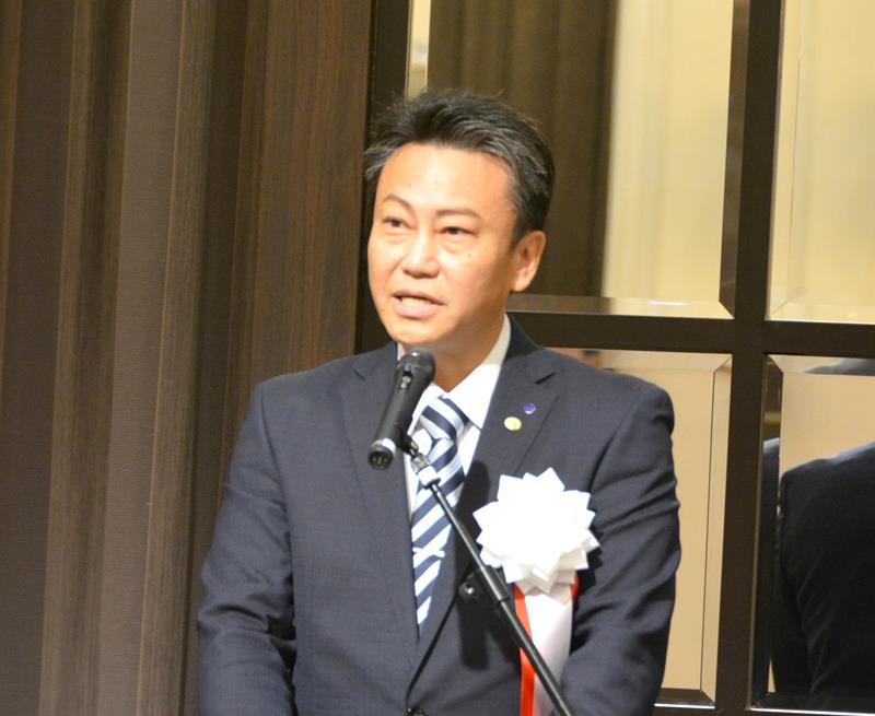 あいさつする東会長＝千葉市美浜区