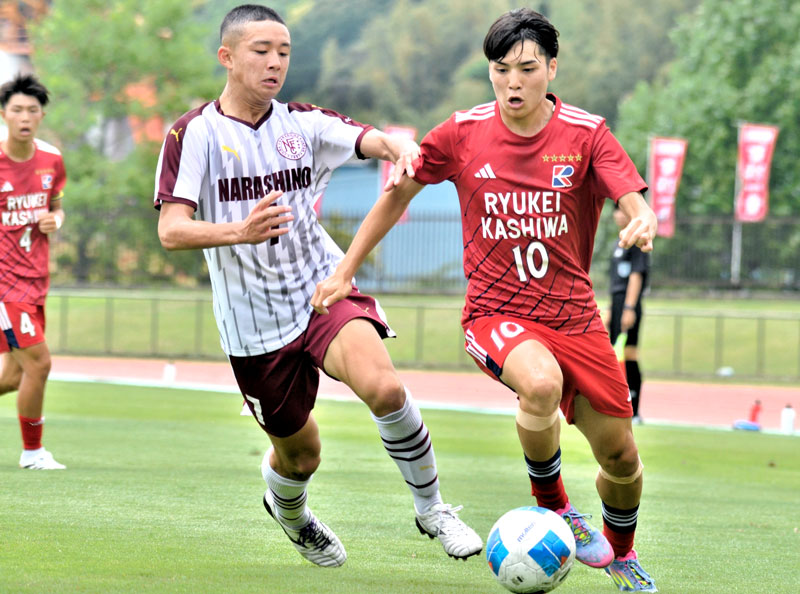 流通経大柏-習志野 前半、競り合う流通経大柏・安藤(10)=東総運動場