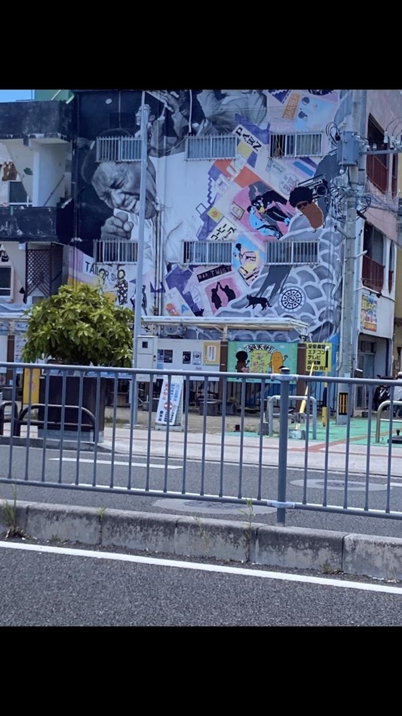 沖縄市内のアート壁画(寄稿者提供)