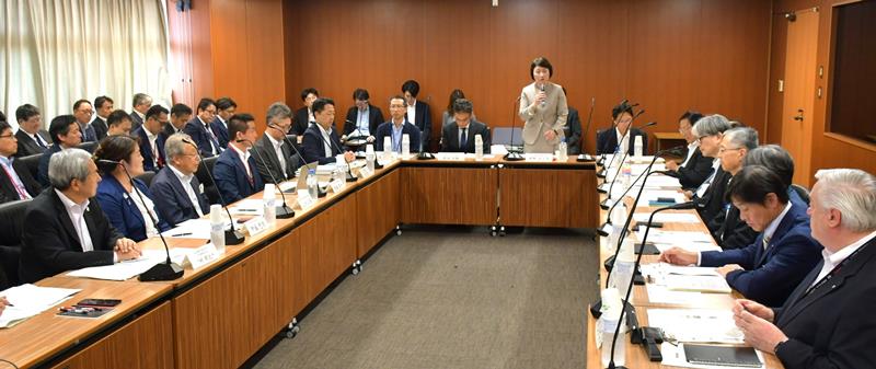 成田空港の施設や鉄道アクセスの改善について議論する検討会＝５日、東京都千代田区の国土交通省