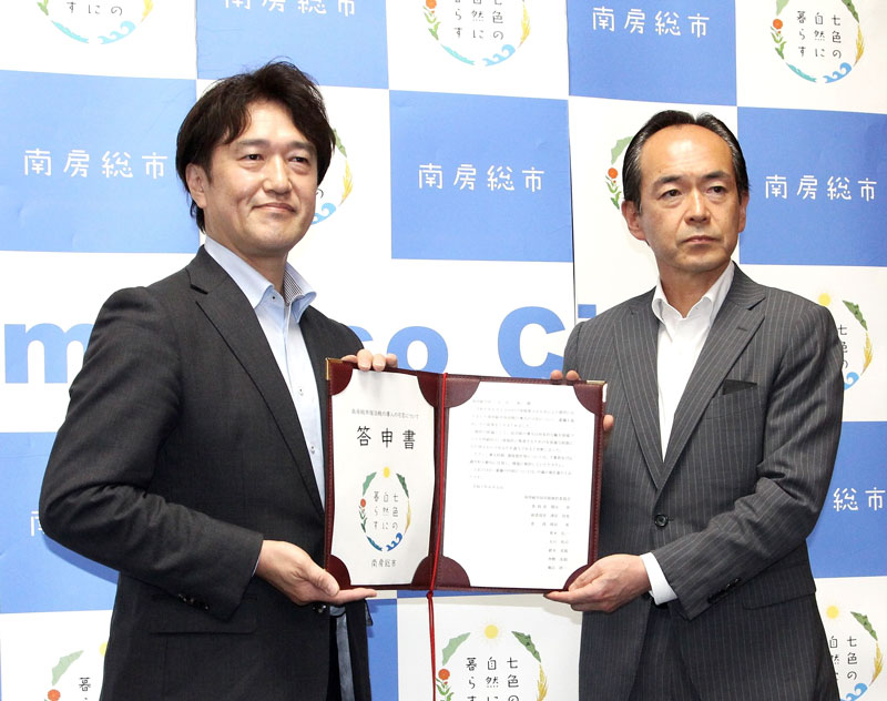 宿泊税検討委員会の関谷委員長（左）から答申を受けた石井市長＝５日、南房総市役所