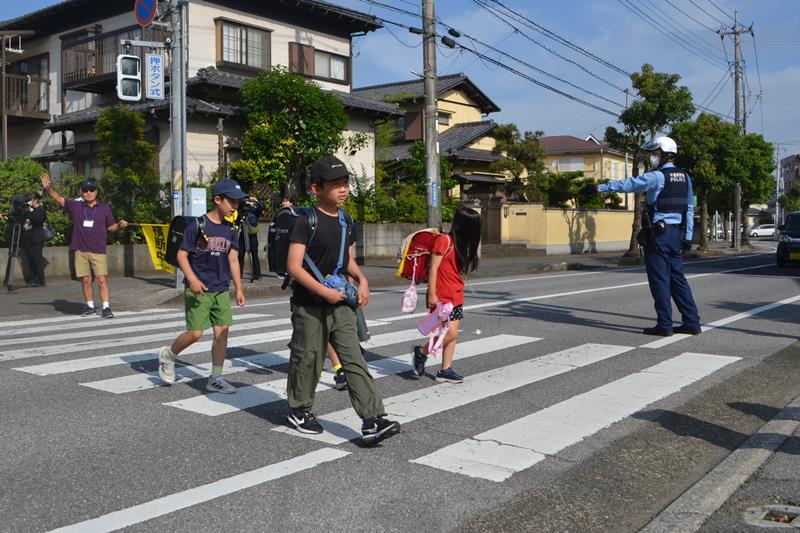 横断歩道での誘導を行う四街道署員ら＝四街道市