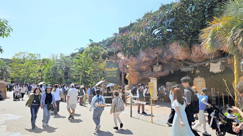 来園者で混み合う人気のディズニー映画「ピーター・パン」のアトラクション「ピーターパンのネバーランドアドベンチャー」=6日午前、浦安市