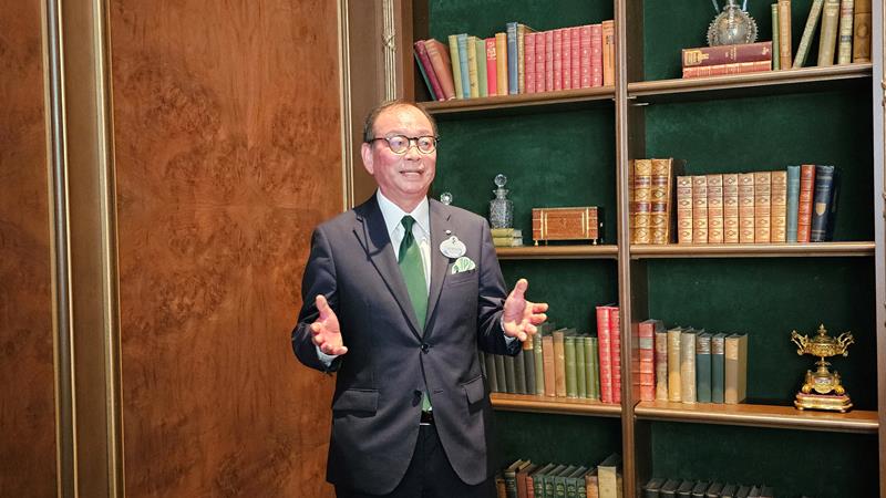 報道陣の取材に応じる高橋社長=6日午前、浦安市
