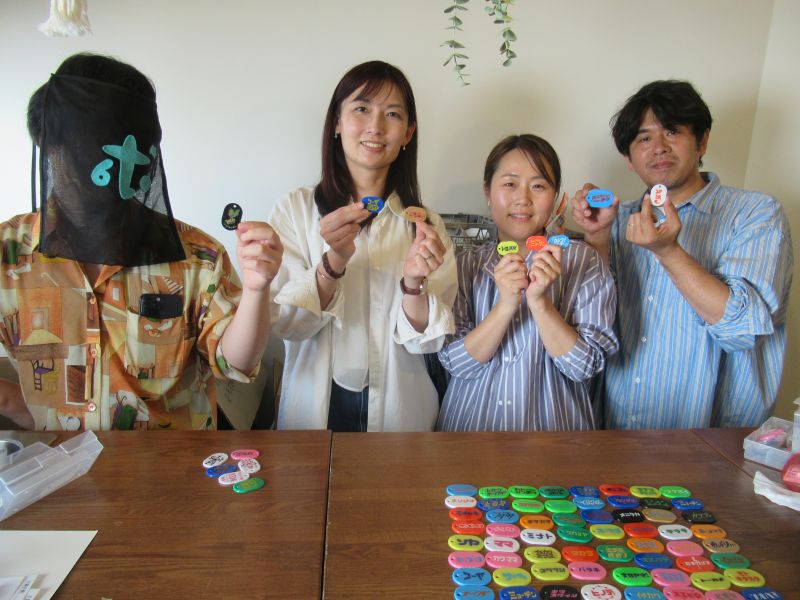77の町名コンプリートを達成した「市川まちガチャ」のメンバー。右から佐藤宏昭さん・弥生さん夫妻、石垣さん、本八幡Botさん=市川市