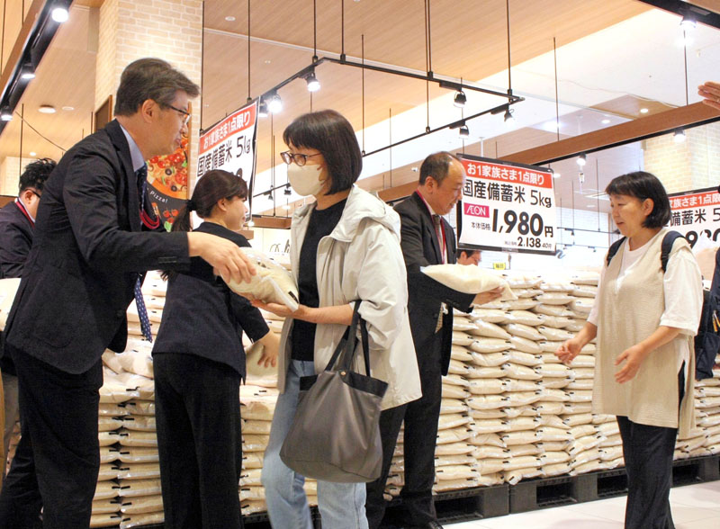 イオンスタイル幕張新都心で販売された備蓄米を手にする客=2日、千葉市美浜区