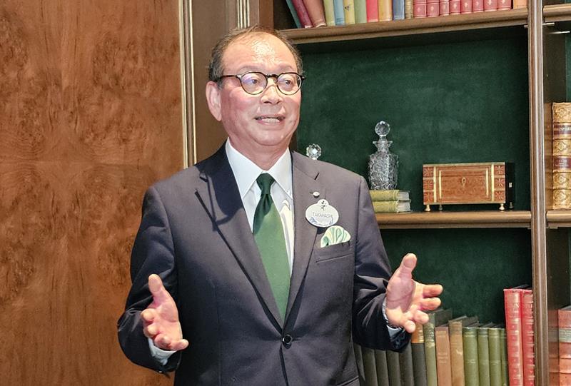 報道陣の取材に応じる高橋社長=6日午前、浦安市舞浜