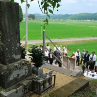 森要蔵の墓の近くに富津市と西郷村の花木を植樹する法要参列者＝６月３０日、福島県西郷村
