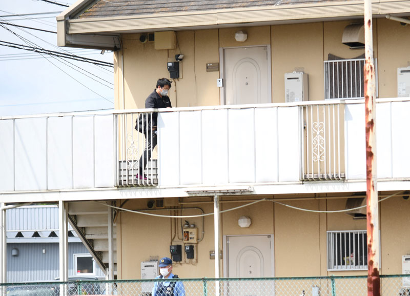 ２人の遺体が見つかったとみられるアパート＝２６日午前８時５５分ごろ、富里市七栄